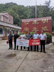 三门峡西北联鑫管业有限公司在卢氏县水利局局长带领下赴徐家湾乡捐赠抗洪物资